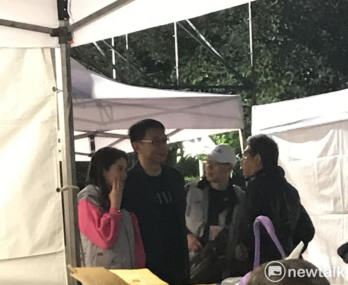 文總秘書長林錦昌、紙風車執行長李永豐今晚低調現身柯文哲園遊會。 圖 : 周煊惠 / 攝