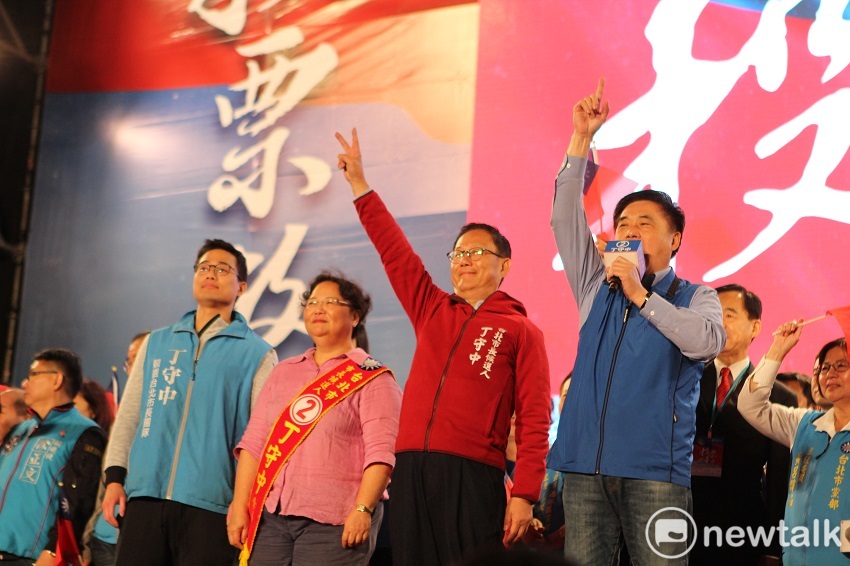 前台北市長、黨副主席郝龍斌也在最後現身，象徵交棒傳承給丁守中。 圖：趙婉淳／攝
