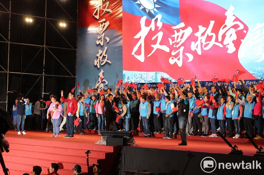 選前之夜末段，一路走來替他助選的團隊成員紛紛上台。 圖：趙婉淳／攝