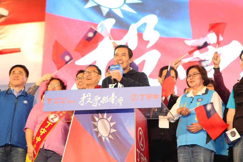 國民黨台北市長候選人丁守中今（23）晚在凱道舉辦選前之夜，歷任台北市長郝龍斌與馬英九也在最後現身，象徵交棒傳承概念。 圖：趙婉淳／攝