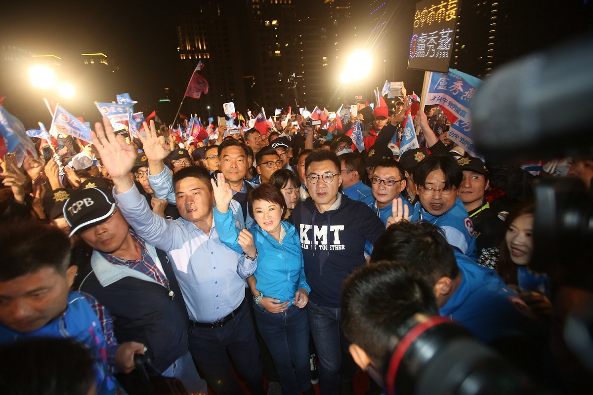 盧秀燕由競選主委江啟臣及總幹事顏寬恒陪同進場。 圖 :盧秀燕競選總部/提供