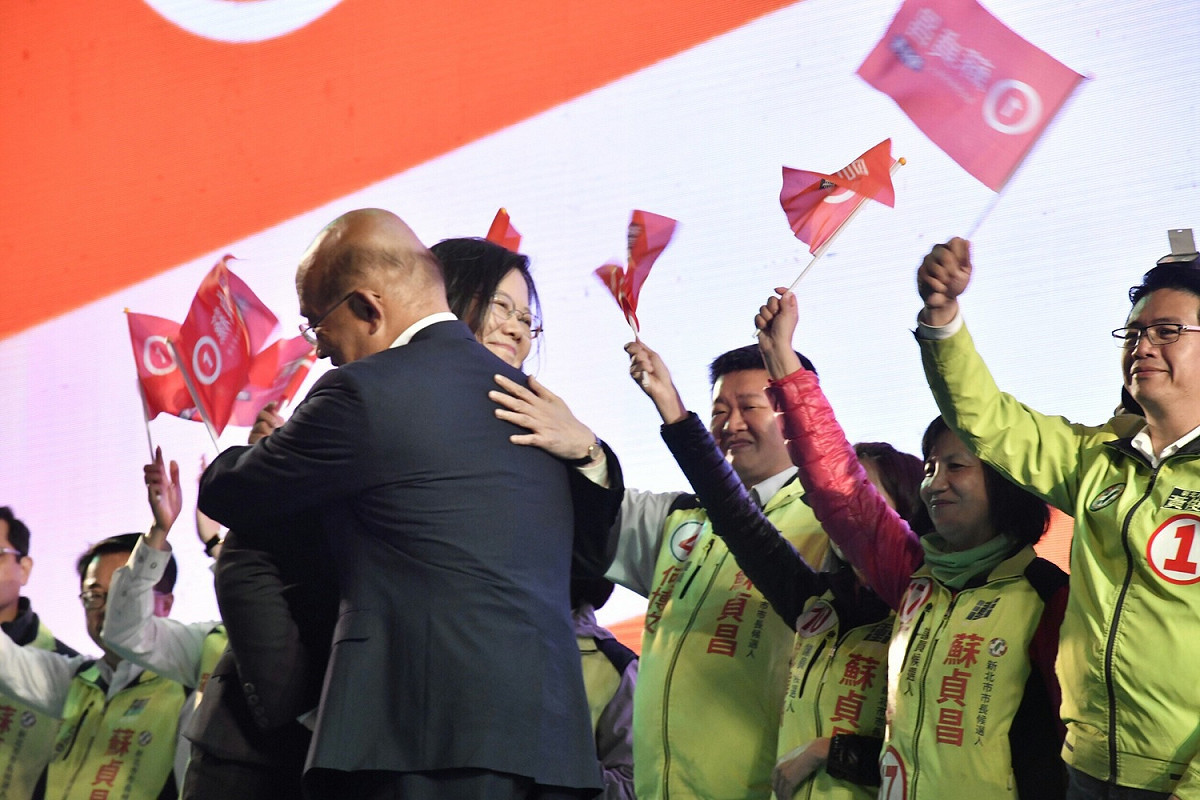蘇貞昌和蔡英文在板橋的「選前之夜」溫暖相擁。 圖：蘇辦提供