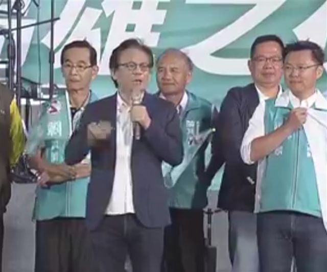 世運旗的設計人林宏澤現身民進黨市長候選人陳其邁的塲子，闡述設設市旗的理念，與陳其邁較相近，力挺陳其邁。 圖 : 陳其邁競選辦公室/提供