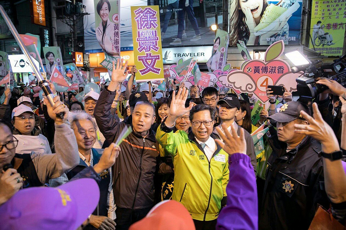 鄭文燦像桃園市民打招呼。 圖：鄭文燦競選辦公室／提供