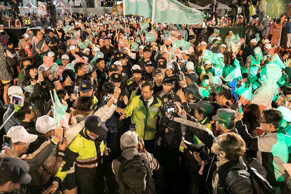 鄭文燦受到民眾熱烈歡迎。 圖：鄭文燦競選辦公室／提供