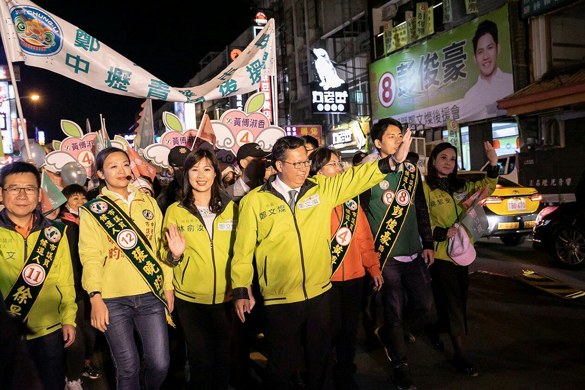 鄭文燦沿路向桃園市民問好。 圖：鄭文燦競選辦公室／提供