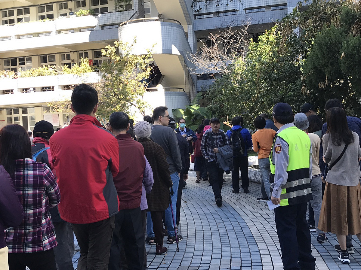 新北市淡水區鄧公國小投票所，投票民眾大排長龍。 圖：朱蒲青／攝(資料照片)