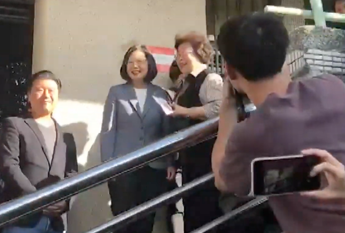 總統蔡英文今(24)早上8點30分左右，在新北市永和秀朗國小與民眾一起排隊投票。 圖：截自Youtube
