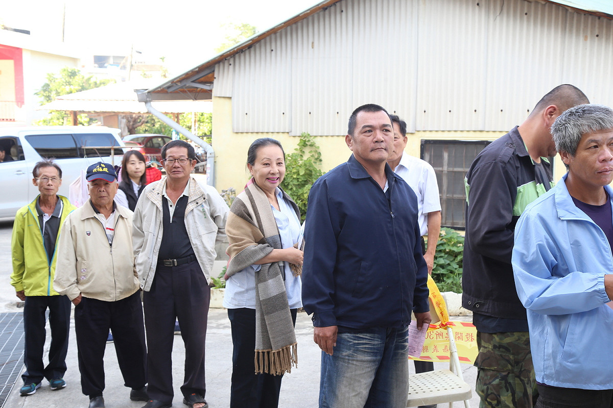 嘉義縣長張花冠跟著民眾一起排隊投票。 圖：嘉義縣政府/提供