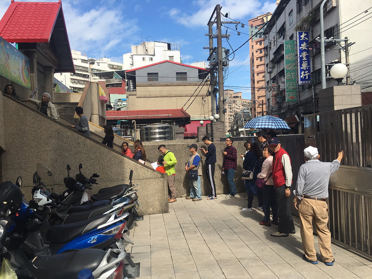新北市永和區永安活動中心投票所排隊人潮。 圖：陳沛婍／攝