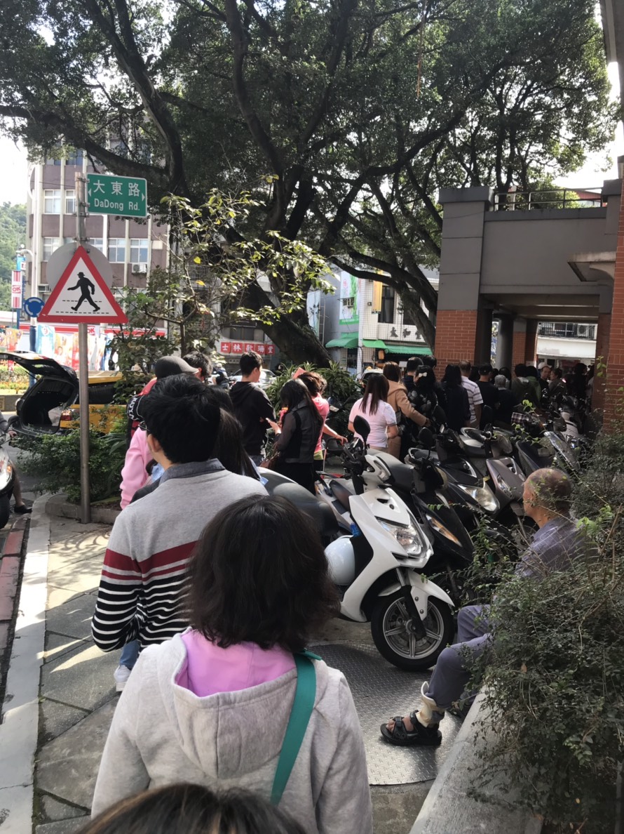 台北市士林區投票所等待投票的民眾。  圖：周安妮／提供
