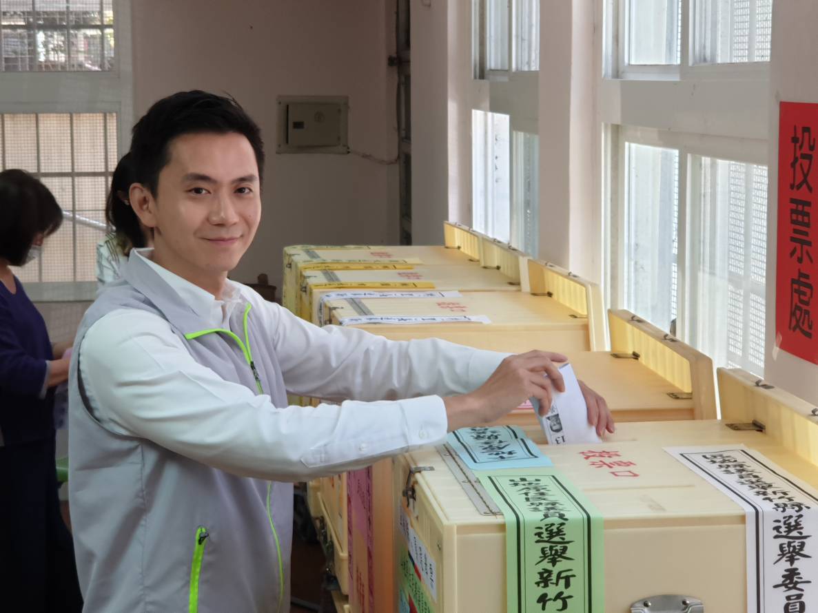 新竹縣長候選人鄭朝方，今(24)上午到竹東鎮東孝社區活動中心投票。 圖：鄭朝方辦公室/提供
