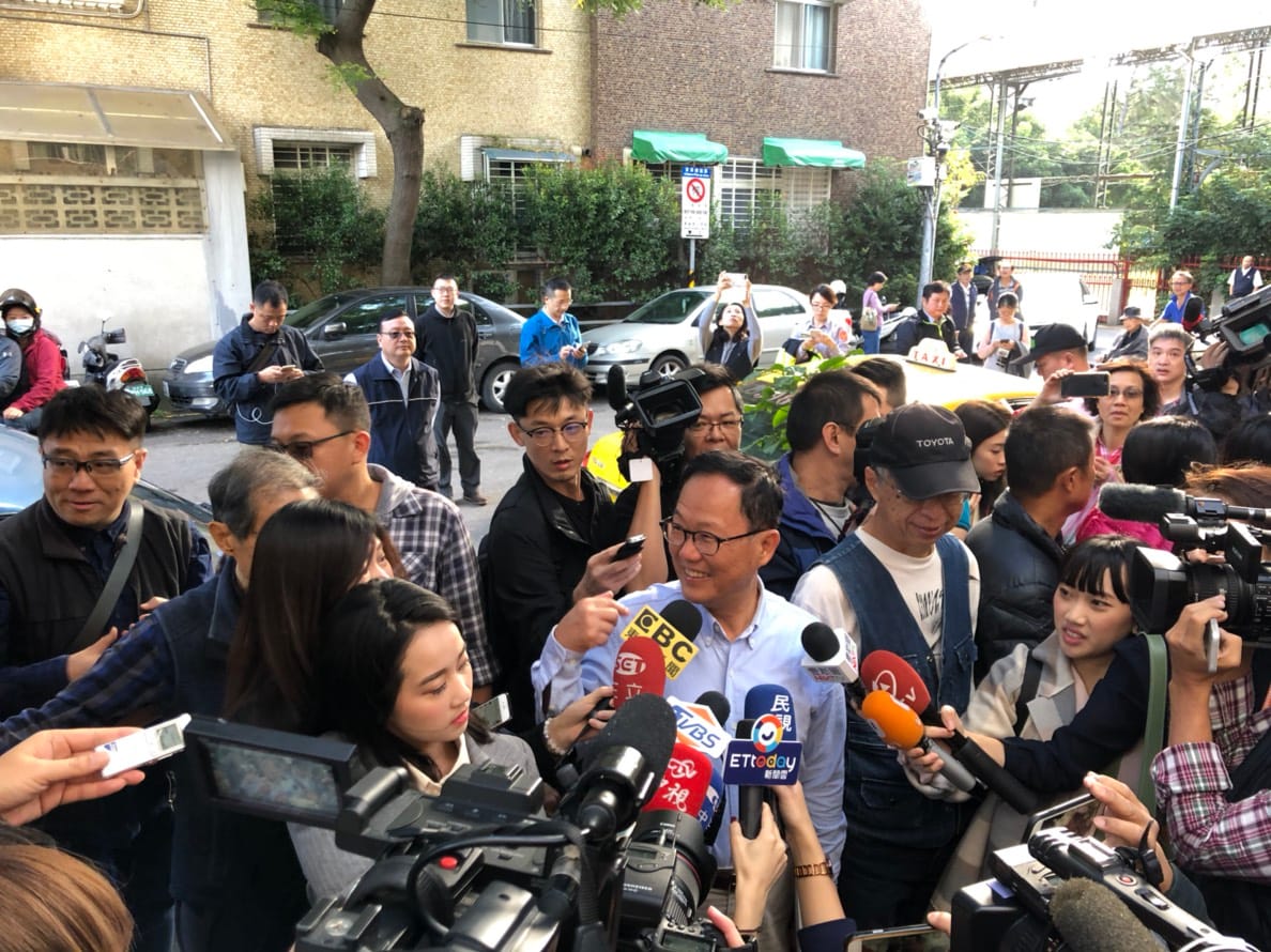 丁守中笑說，今天遇到鄰居都很小心，只能傻笑點點頭回應。 圖：丁守中辦公室提供