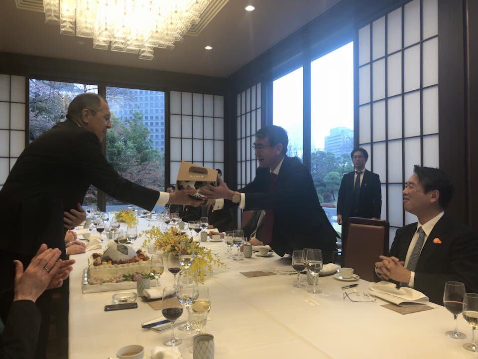 日本外務大臣河野太郎與俄羅斯外交部長拉夫羅夫正在討論加速兩國和平條約談判 圖：俄羅斯外交部Twitter