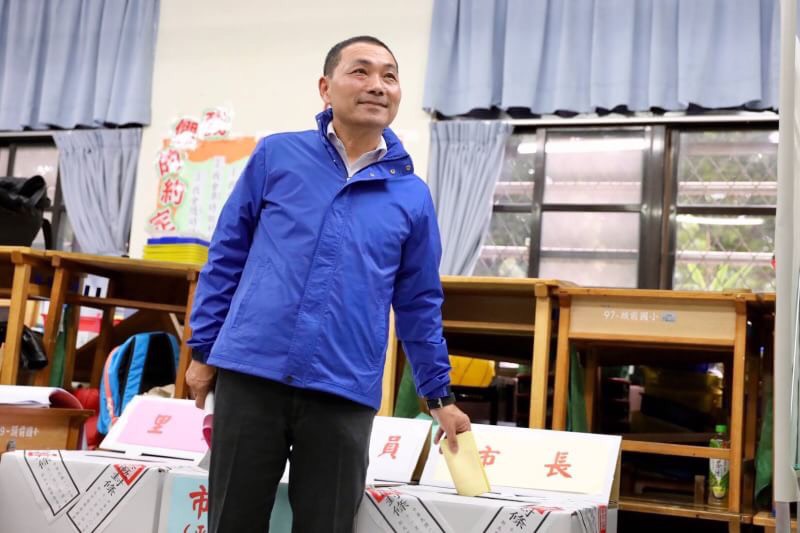 民黨新北市長候選人侯友宜，今（24）日早上9點半前往新莊區頭前國小投票。 圖：侯友宜辦公室/提供