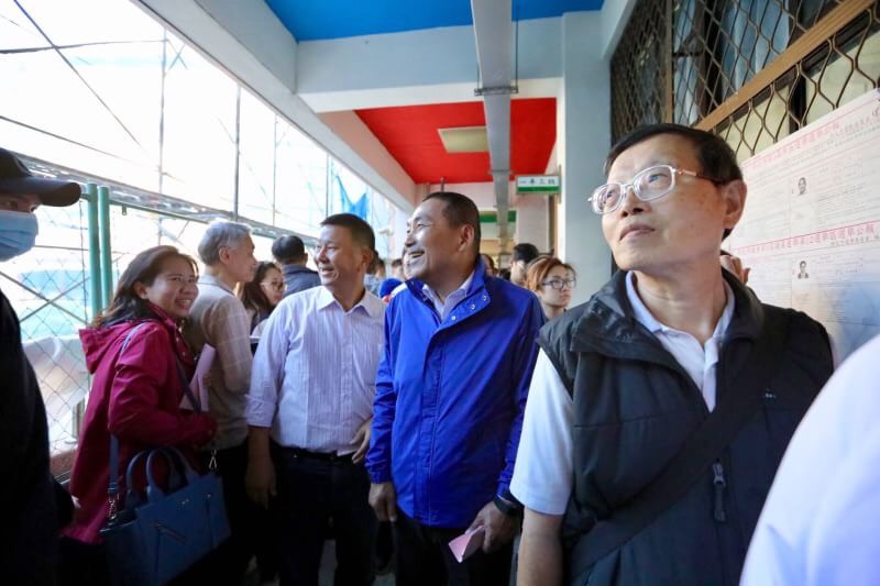 侯友宜在投票前受訪時說，今天非常開心。 圖：侯友宜辦公室/提供