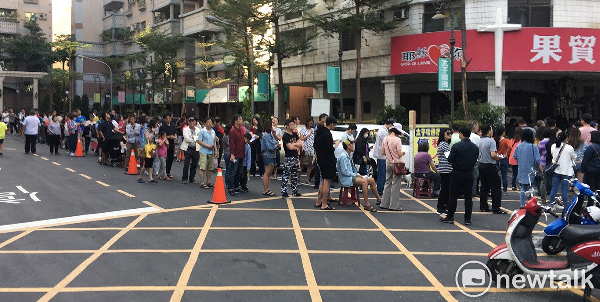 全台九合一大選及十大公投的日子，但因選票數量、圈選處設置及票匭數量問題，導致領票人潮大排長龍。 圖：張良一/攝