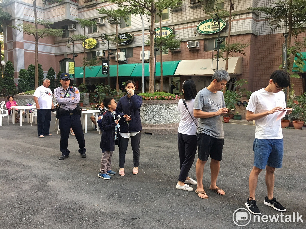 民眾24日1600時排隊等待投票狀況。 圖：張良一/攝（資料照片）