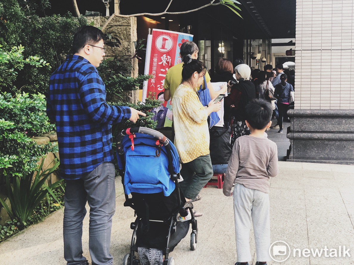 台北市中正區投票所仍有所多人在排隊。 圖 : 宣如 / 攝