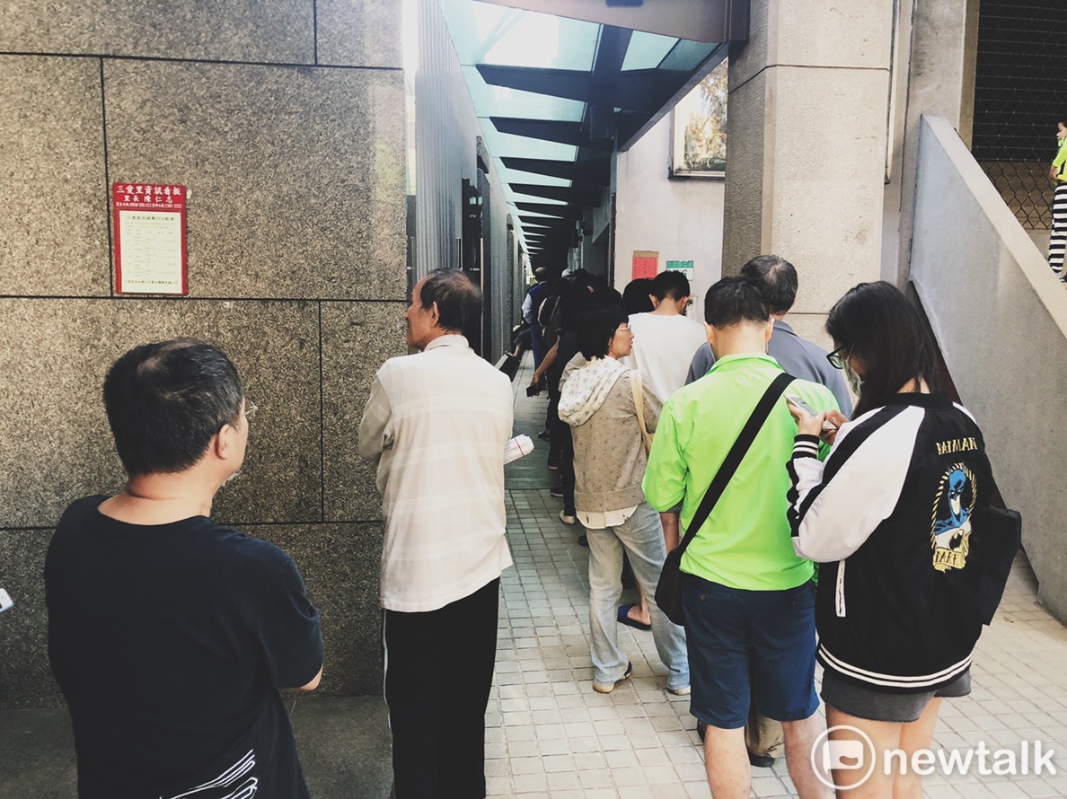 台北市中正區投票所仍有所多人在排隊。 圖 : 宣如 / 攝