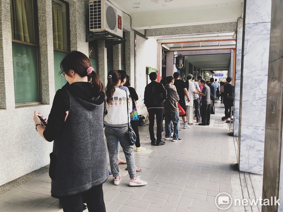 台北市中正區投票所仍有所多人在排隊。 圖 : 宣如 / 攝