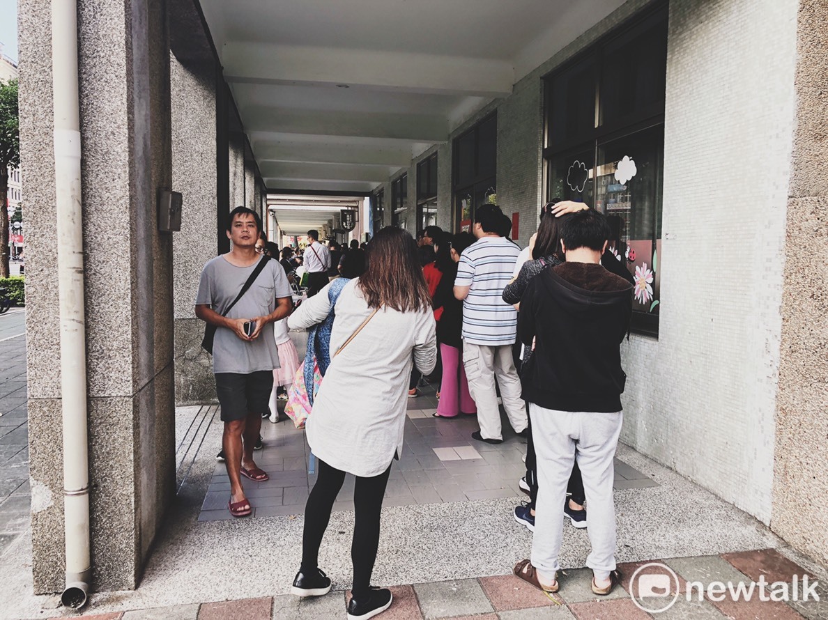 台北市中正區投票所仍有所多人在排隊。 圖 : 宣如 / 攝