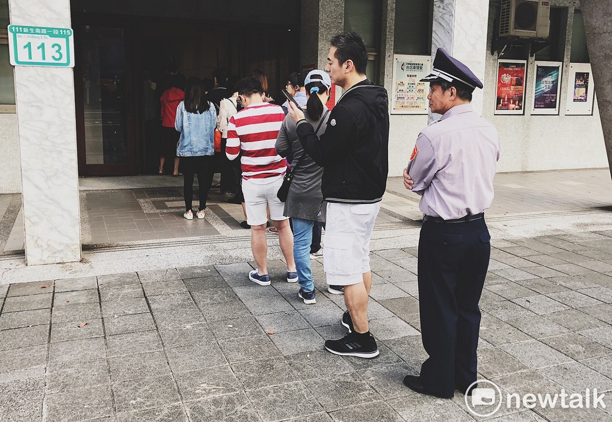 台北市中正區一到4點就指派警衛或其他工作人員站在排隊隊末，作為確認。 圖 : 宣如 / 攝