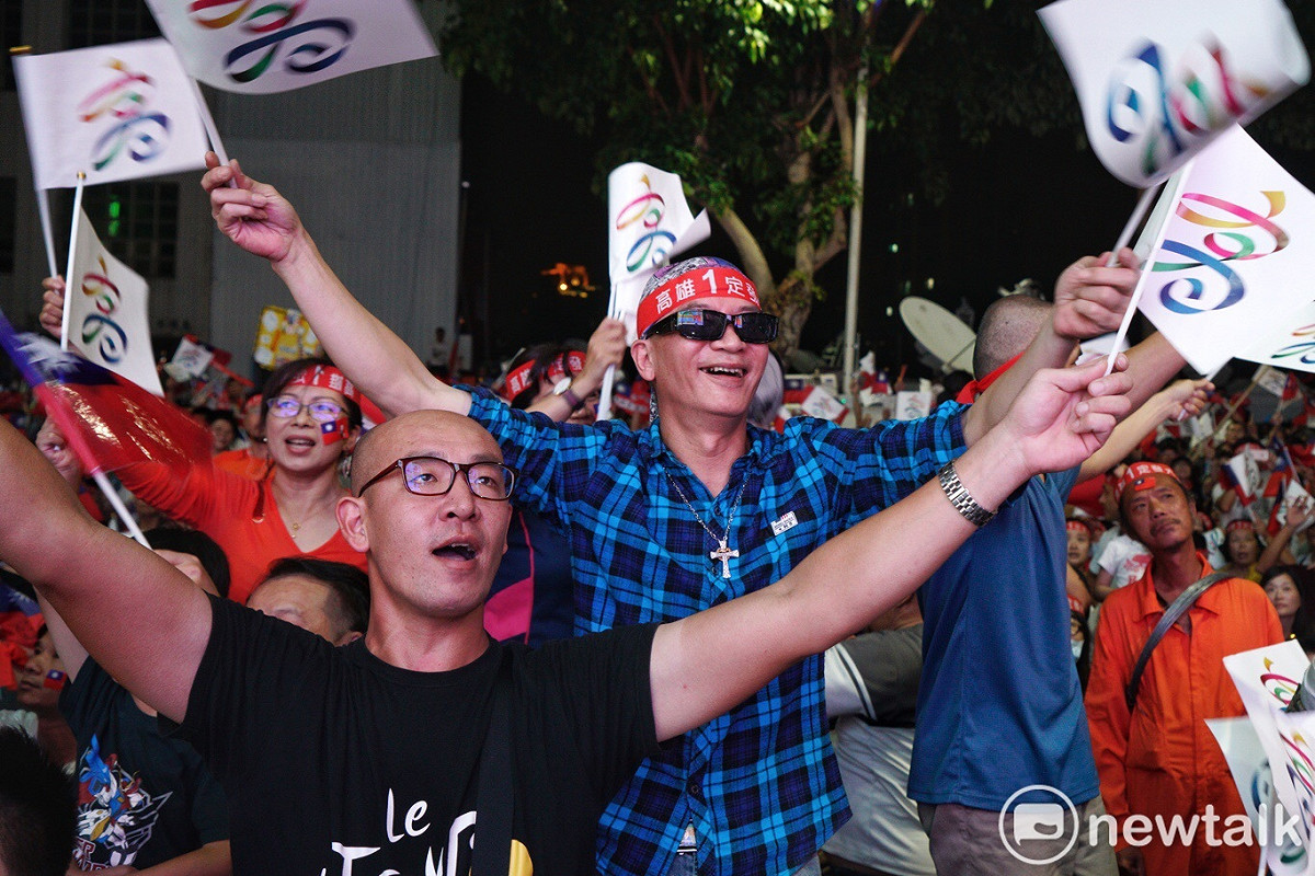 韓國瑜支持者高舉旗子，歡聲雷動。 圖：張良一／攝