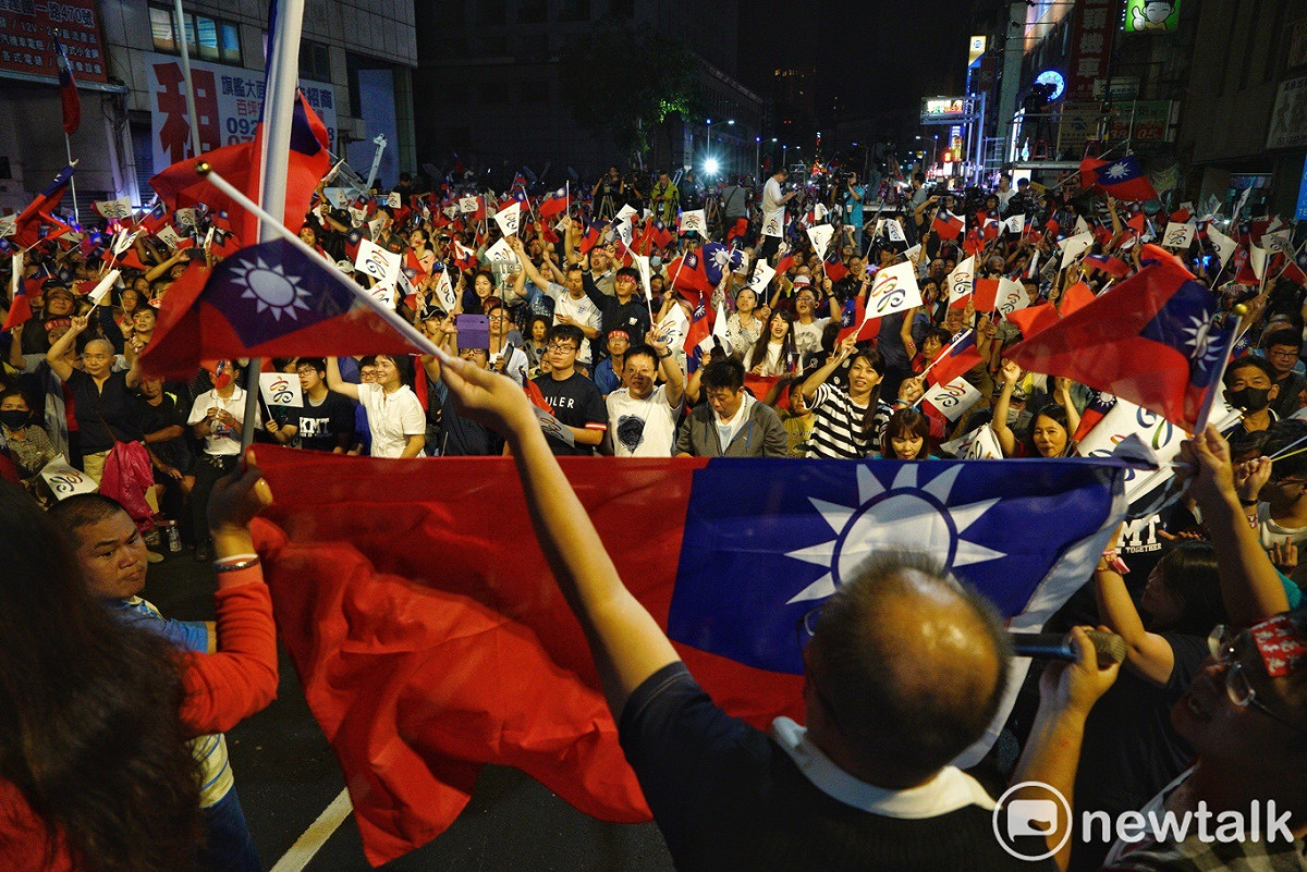 韓國瑜支持者拉出國旗揮舞。 圖：張良一／攝