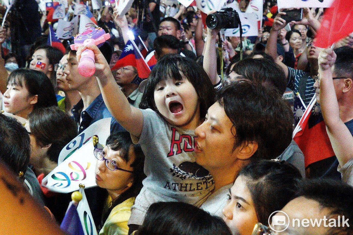不少支持者把孩子也帶到現場支持韓國瑜。 圖：張良一／攝