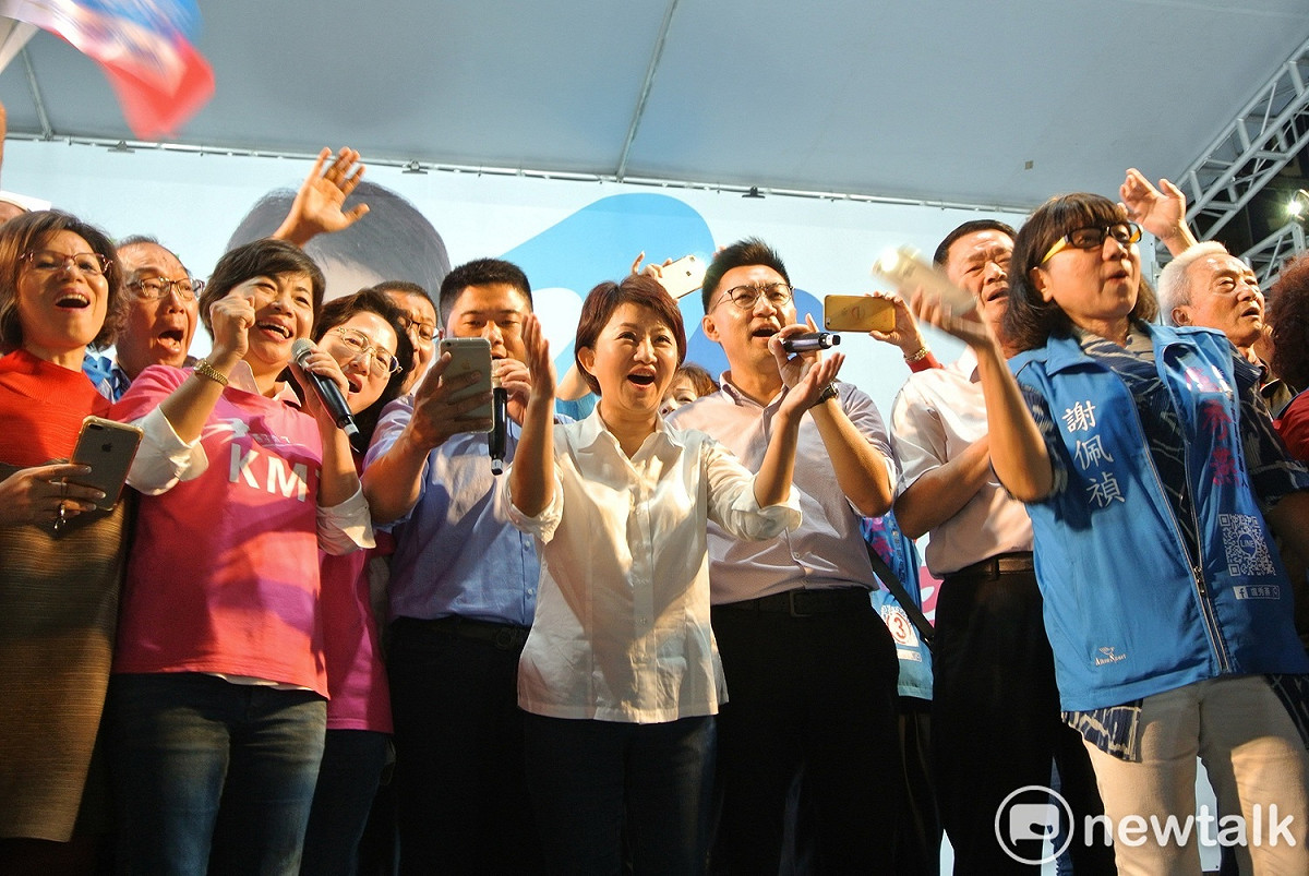 盧秀燕勝選之夜，帶領支持者高唱「明天會更好」。 唐復年/攝