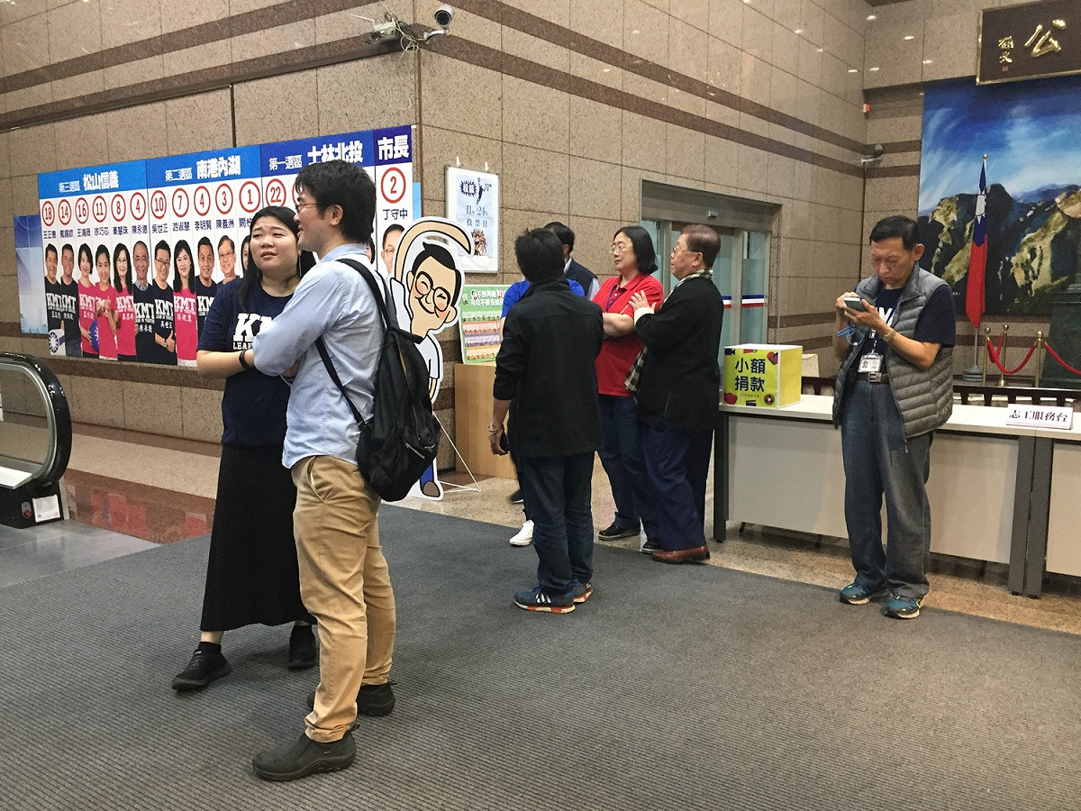 晚間支持者陸續齊聚於國民黨中央。 圖：趙婉淳／攝