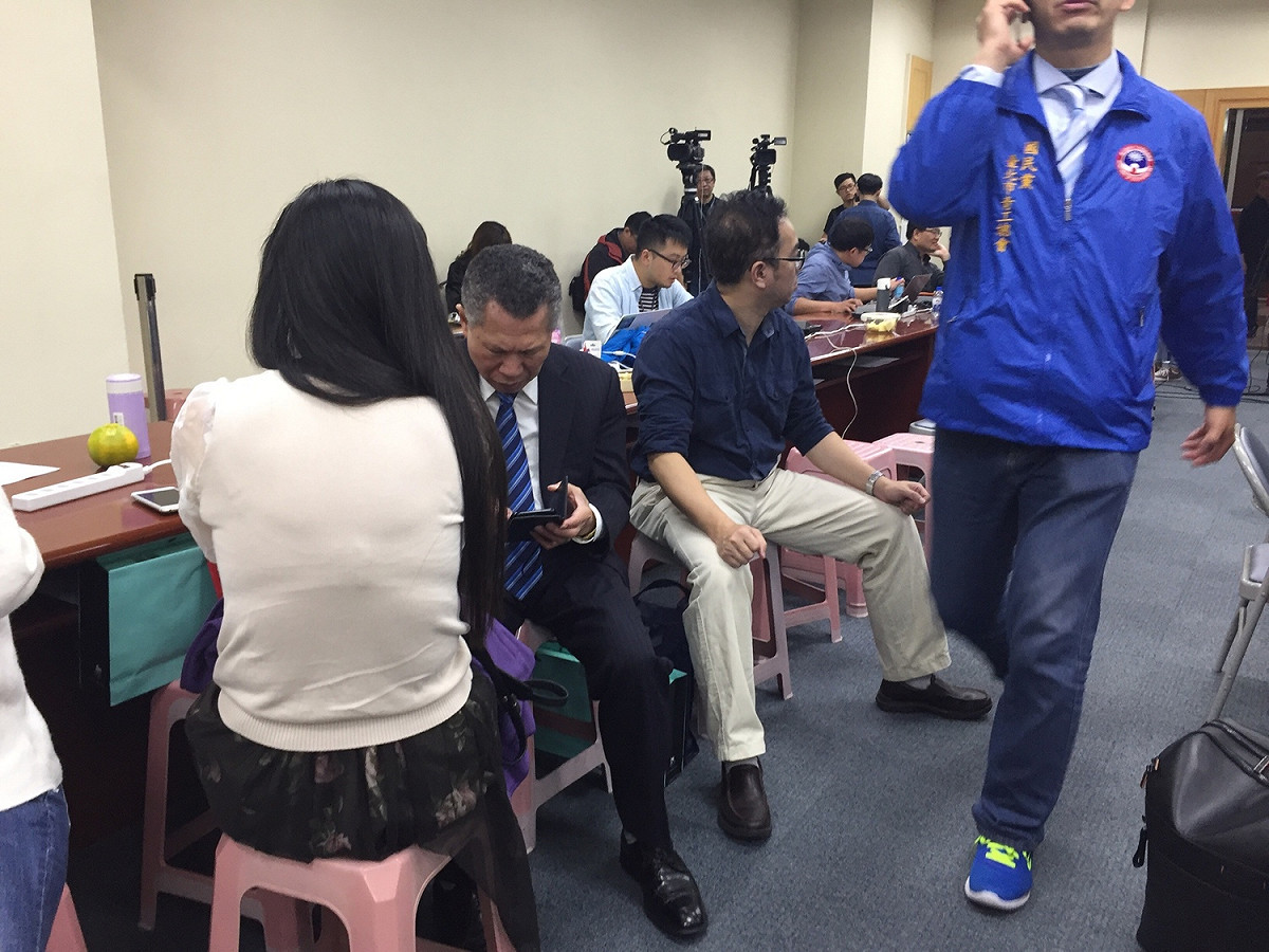 支持者交頭接耳談論選情。 圖：趙婉淳／攝