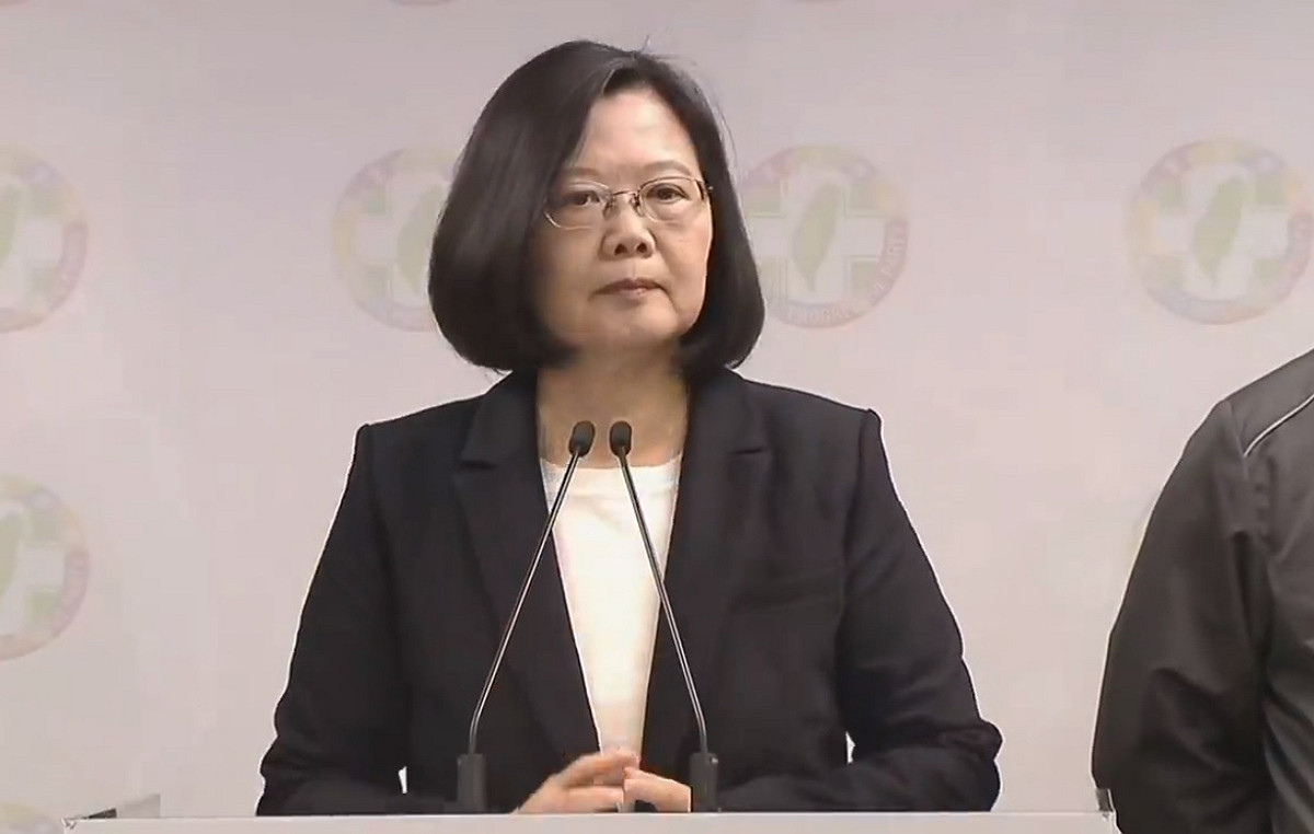民進黨在這次九合一地方選舉大挫敗，兼任主席的總統蔡英文宣佈請辭以示負責。 圖：民進黨臉書直播／翻攝