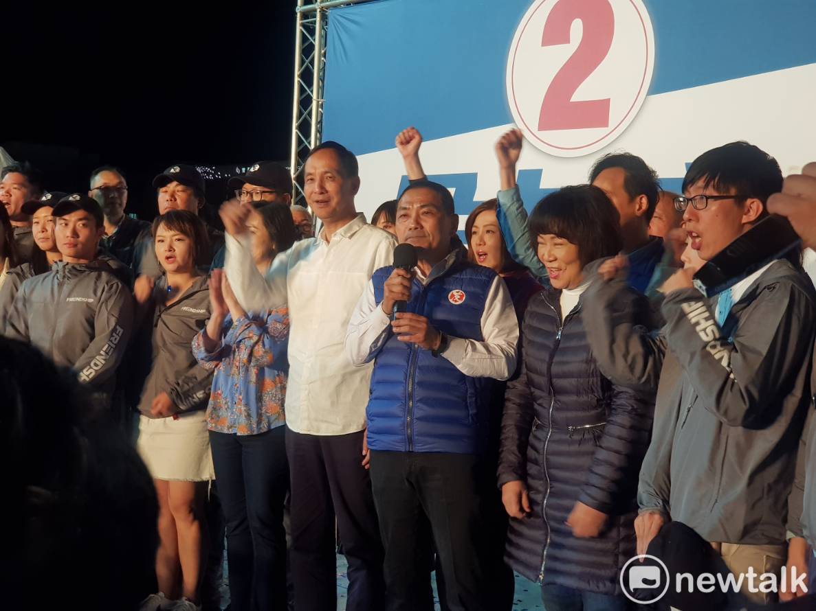 侯友宜與朱立倫今晚偕同夫人參與勝選活動。 圖：林文仁攝