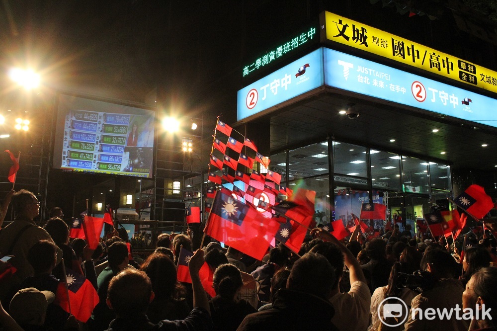 丁守中支持者聚集在競總等待開票結果。 圖：蕭咏詩／攝