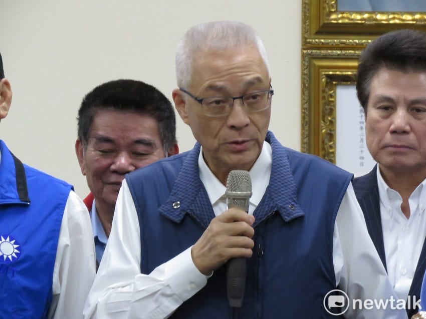 吳敦義一走入黨中央中山廳的會議室後，場外有近10名支持者高呼「吳主席，選總統」，吳面不改色嚴肅發表談話，語畢後才露出淺淺微笑，並一一向在場支持者握手致意。 圖：趙婉淳／攝