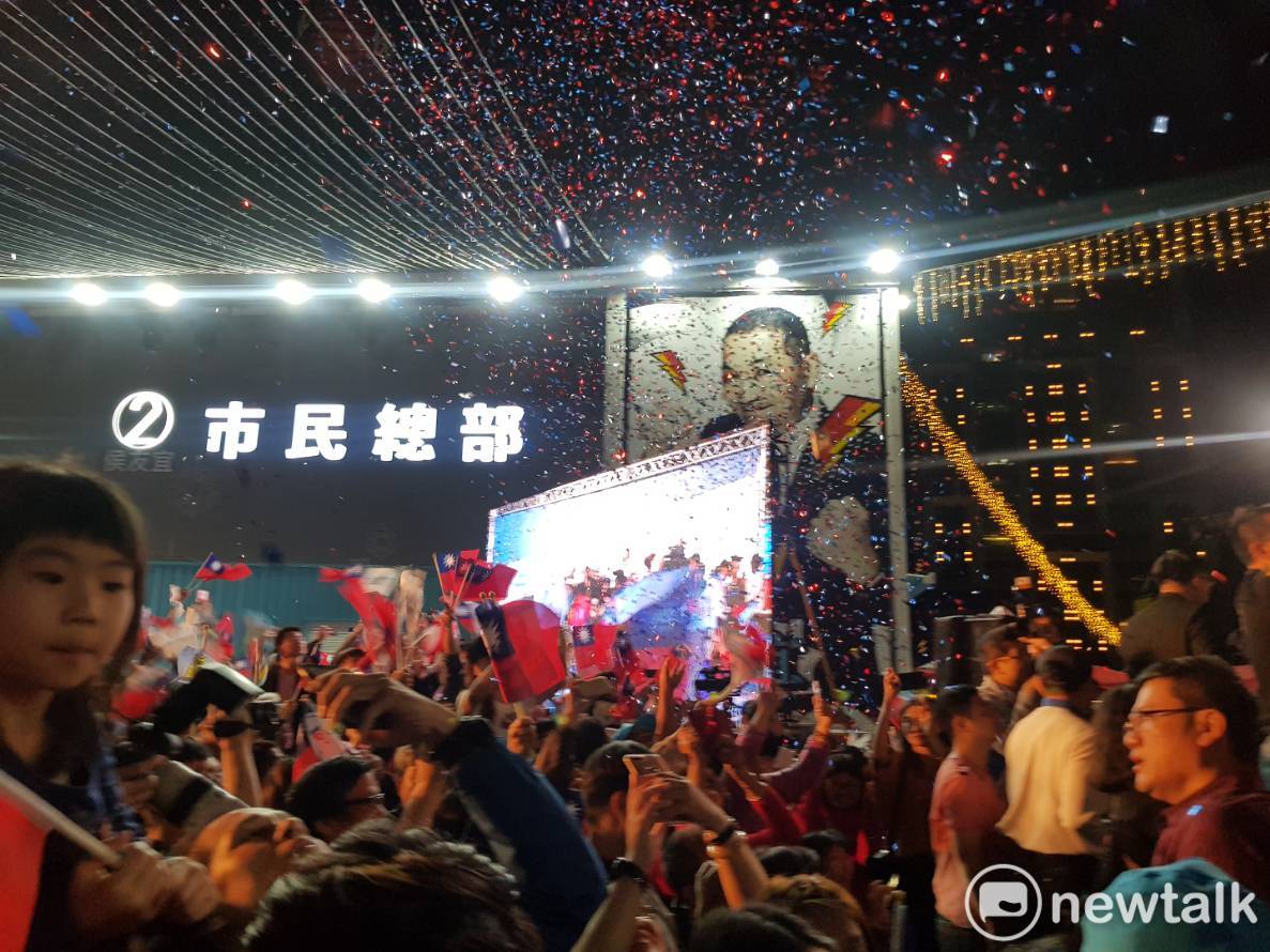 侯友宜勝選之夜，湧入大批支持者。 圖：林文仁/攝
