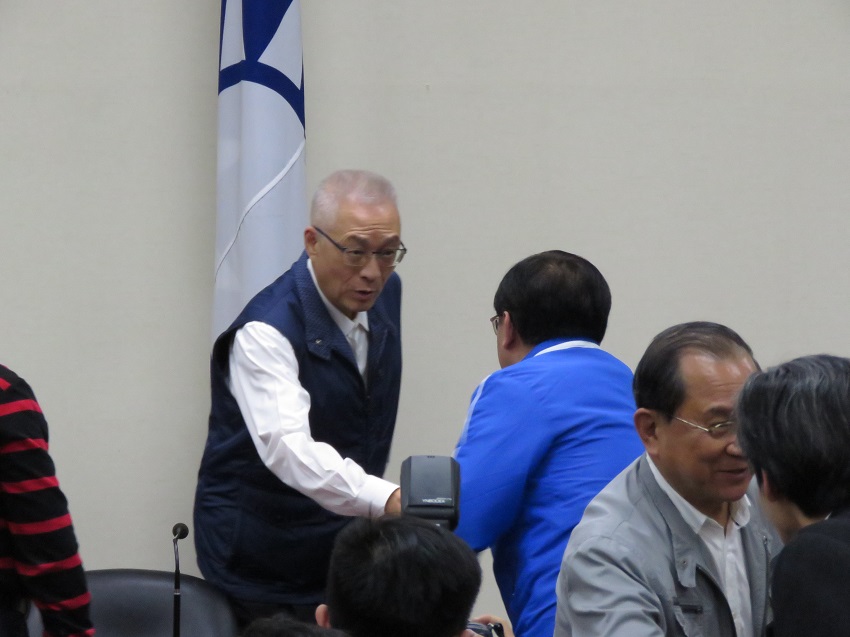 國民黨主席吳敦義晚間召開記者會，向候選人的努力以及選民認同致謝。 圖：趙婉淳／攝