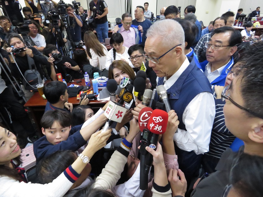 晚間中外媒體進駐國民黨中央。 圖：趙婉淳／攝