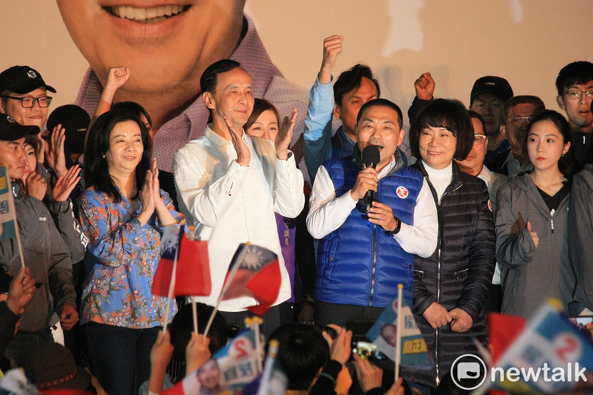 侯友宜允諾未來他會「做第一線的市長」，今晚從未現身的太太任美鈴也一同現身向選民致意。 圖：林昀真/攝