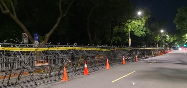 中選會被拒馬包圍。 圖：翻攝爆料公社