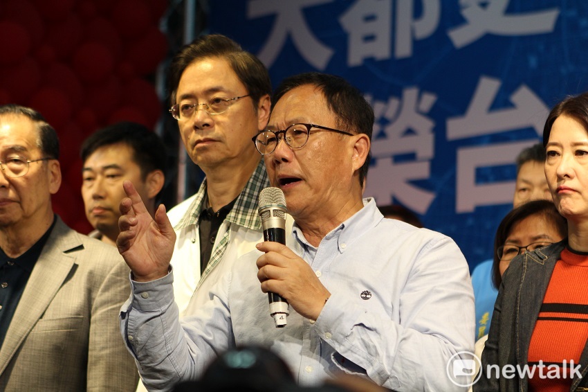 丁守中凌晨2點半在律師的陪同下召開記者會，宣布將提出選舉無效的訴訟。 圖：趙婉淳/攝（資料照片）