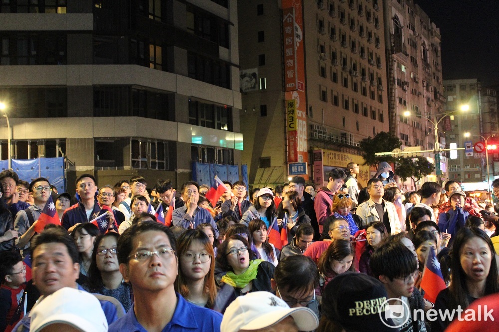 支持者聚集在丁守中競選總部，緊盯大螢幕上的票數變動。 圖：蕭咏詩／攝