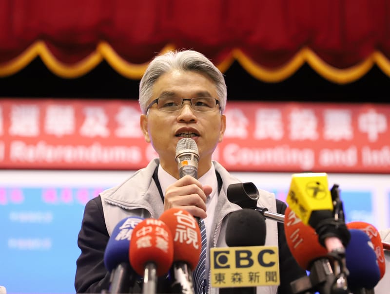 史上最大規模的九合一併公投選舉落幕，開票時發生有投票所仍在投票，引發質疑。中選會主委陳英鈐25日凌晨被問及是否負起政治責任時表示，他作為首長一肩承擔，一定會深切檢討。 圖/中央社