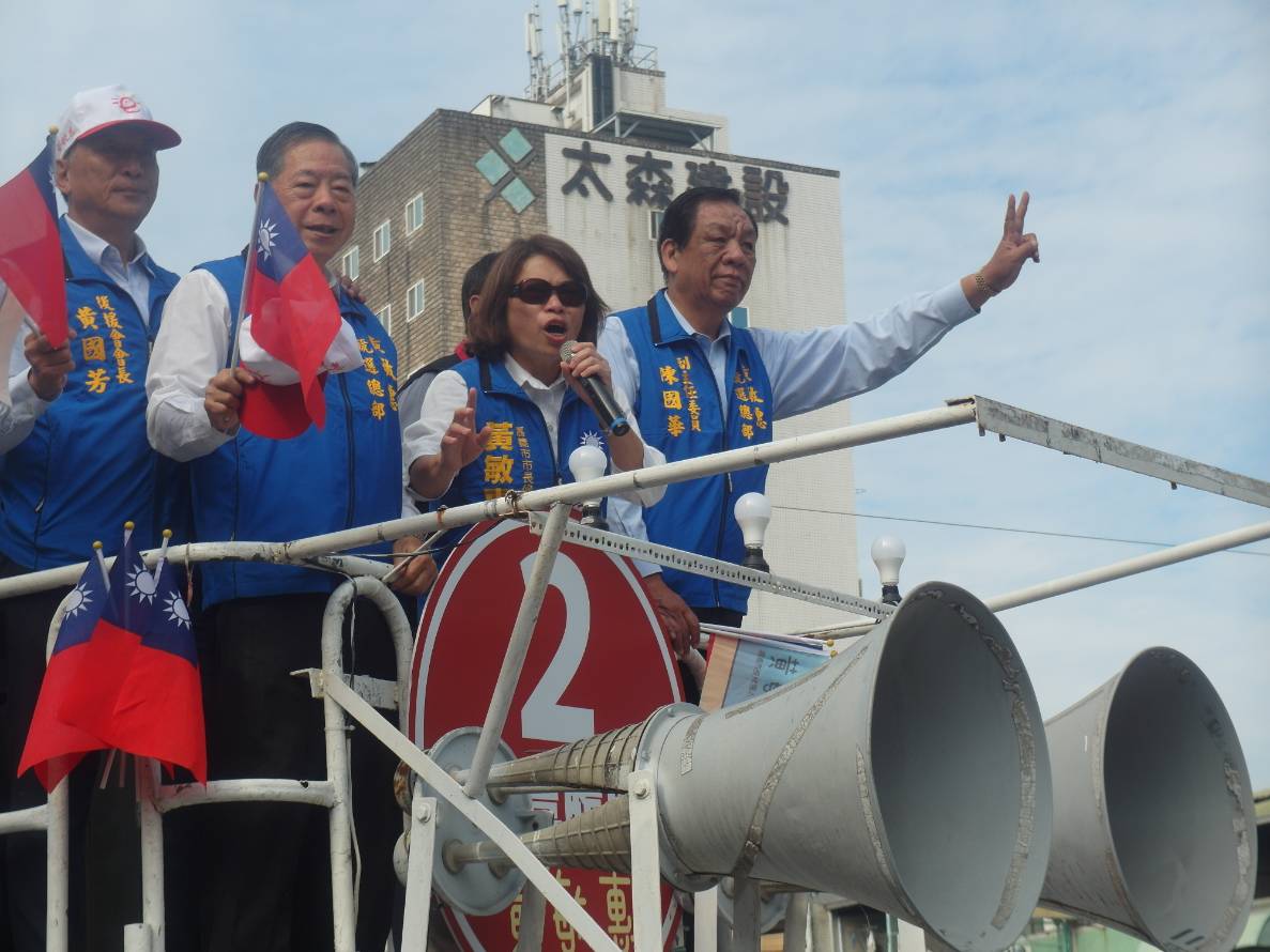 國敏黨籍嘉義市長黃惠敏站上宣傳車謝票（左二）。 圖：黃惠敏辦公室／提供