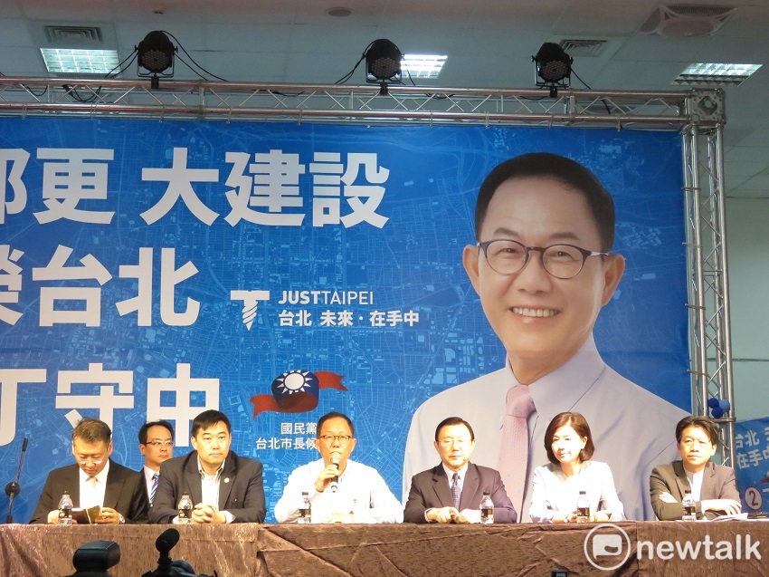 丁守中下午在律師團陪同下召開記者會。 圖：趙婉淳／攝
