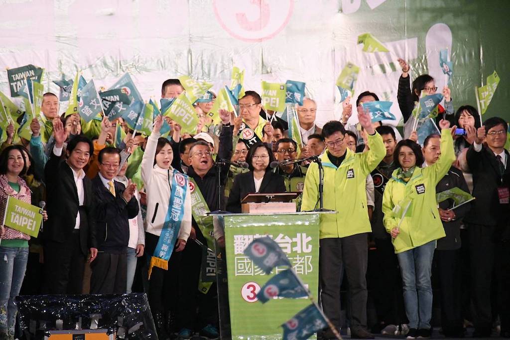 一名網友在 PTT 「 Gossiping 」看板中分享了選舉隔日的報紙頭版，並翻出 4 年前選舉隔日的報紙頭版做對比，網友看了不禁驚呼「藍綠輪流崩！」
