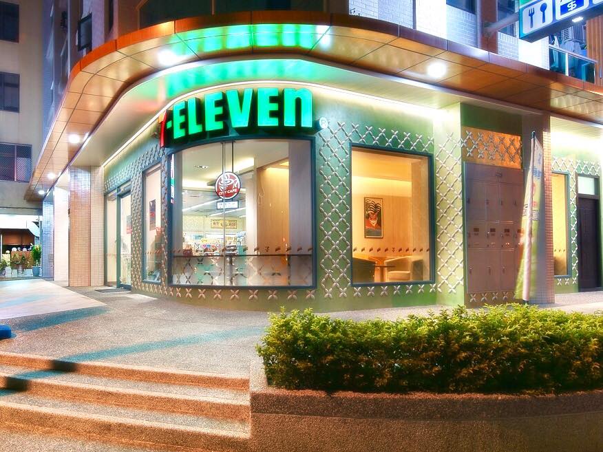 金管會表示，即日起超商及超市，可接受民眾以「刷卡」方式繳納規費、各式稅捐、罰鍰、及公用事業費用。 圖：截自7-ELEVEN臉書