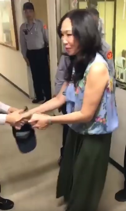韓國瑜夫人李佳芬向員警致謝。 圖：翻攝Youtube